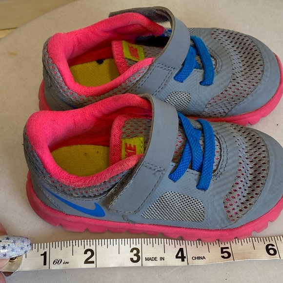 Nike girl toddlers shoes size 6c - Picture 7 of 9